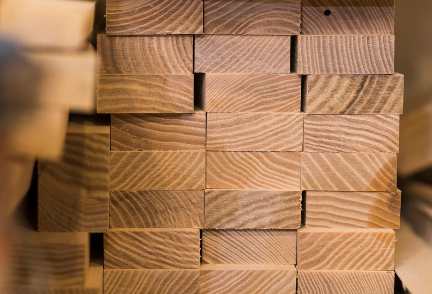 Jakie dokumenty powinien przedstawić producent kantówki, aby potwierdzić klasę i pochodzenie surowca?